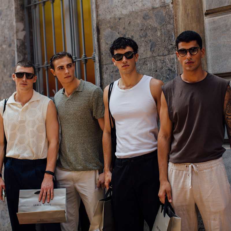 Vier Männer tragen verschiedene Styles und Frisuren