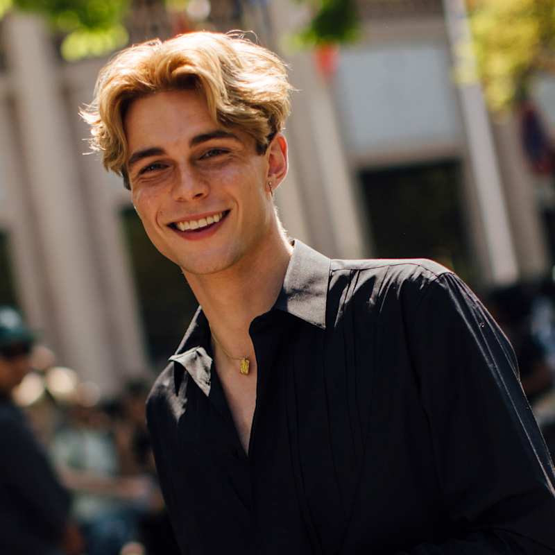 Blonder Mann mit Mittelscheitel und mittellangen Haaren