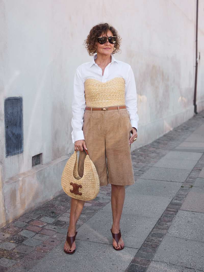 Frau trägt zum Sommeroutfit trendstarke Sandalen 