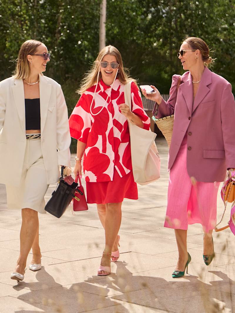 Frauen tragen die neusten Modetrends im Sommer 2025