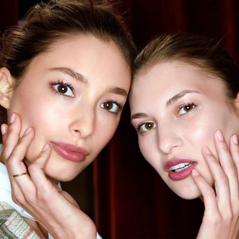 Zwei Frauen tragen auf ihren Nägeln rosafarbenen Nagellack