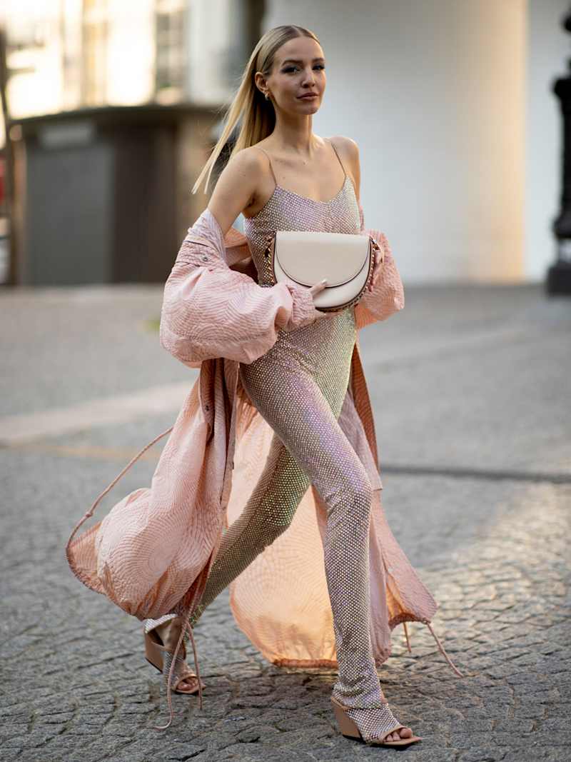 Leonie Hanne trägt einen glitzernden, rosafarbenen Jumpsuit