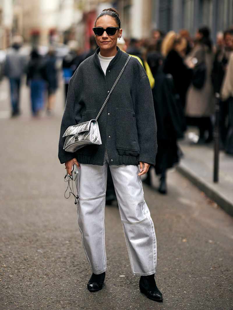Frau trägt eine silberne Crossbody-Tasche