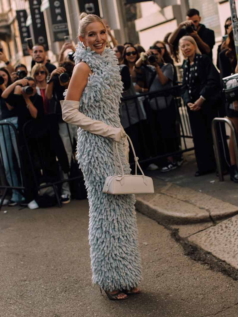 Leonie Hanne trägt eine East-West-Bag 