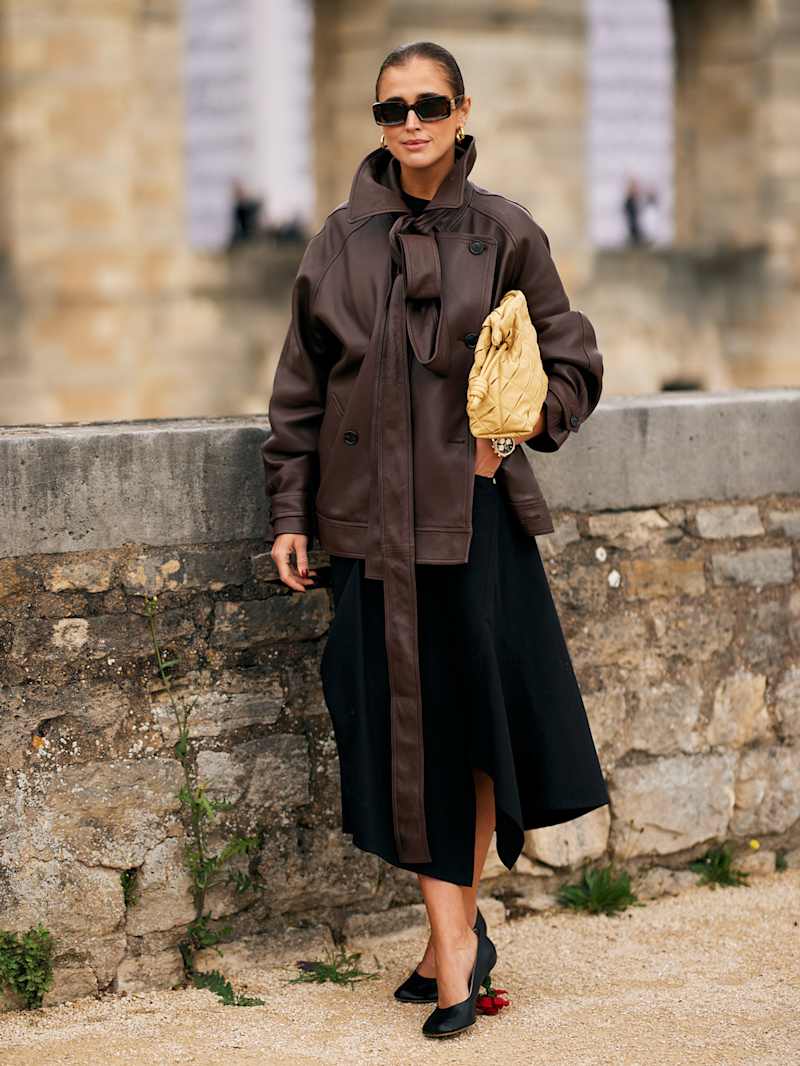 Frau trägt eine Woven Leder Tasche in Butter-Gelb