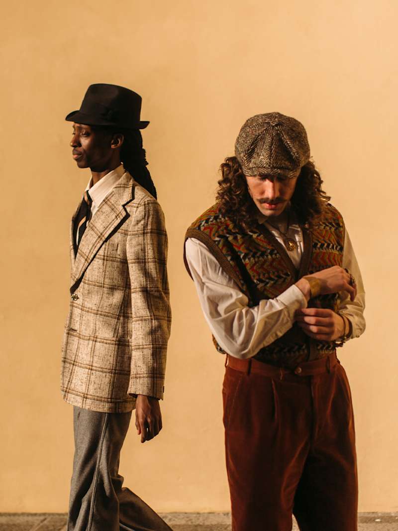 Zwei Herren tragen Mode im Preppy Style