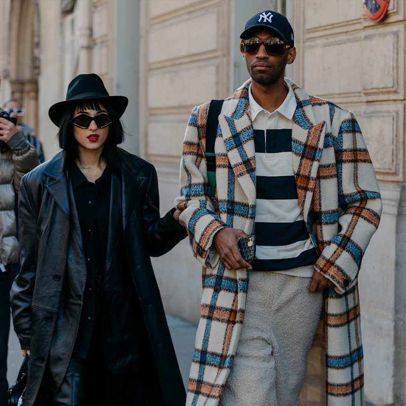 Päärchen trägt Mäntel im sportlichen Preppy Style