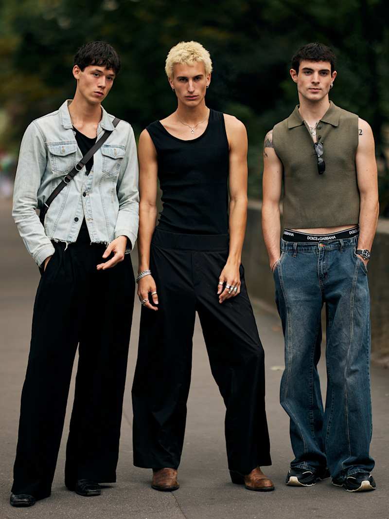 Männer tragen die neusten Jeans Trends für Herren 