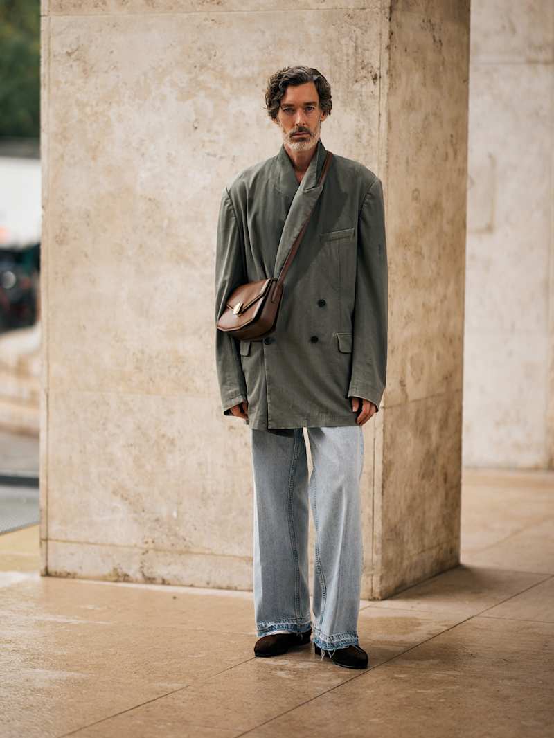 Mann trägt eine helle Jeans zu einem grauen Sakko