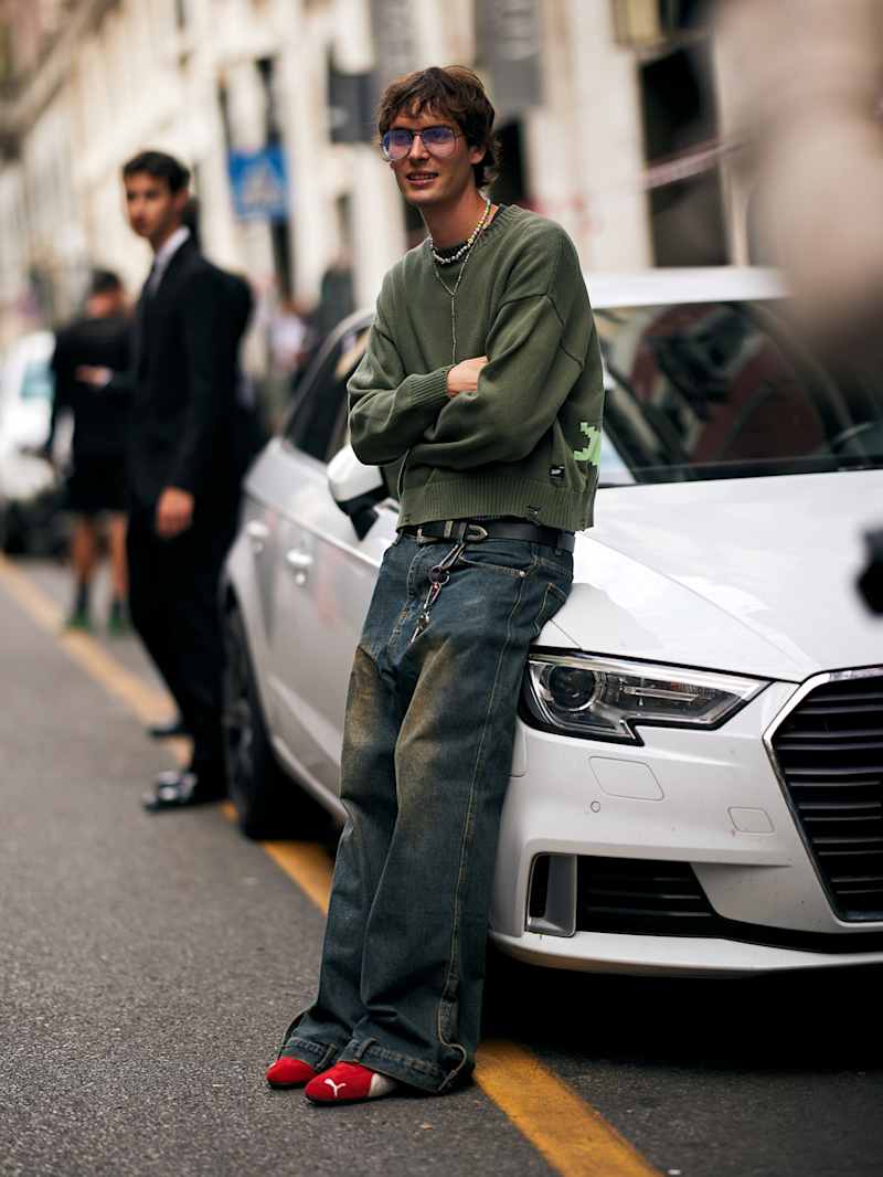 Mann trägt ein Sweatshirt und eine Jeans