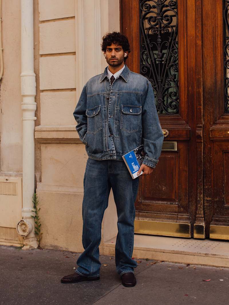 Mann trägt Jeansjacke zur Jeanshose