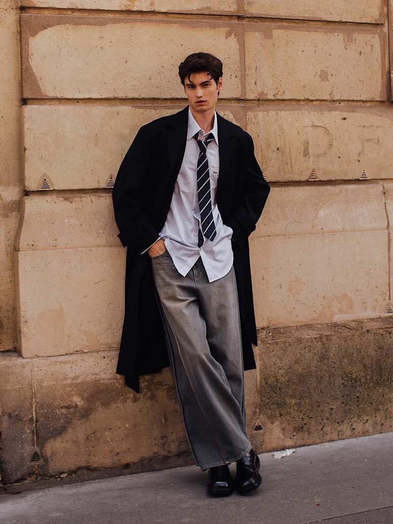 Mann trägt eine hellgraue Jeans