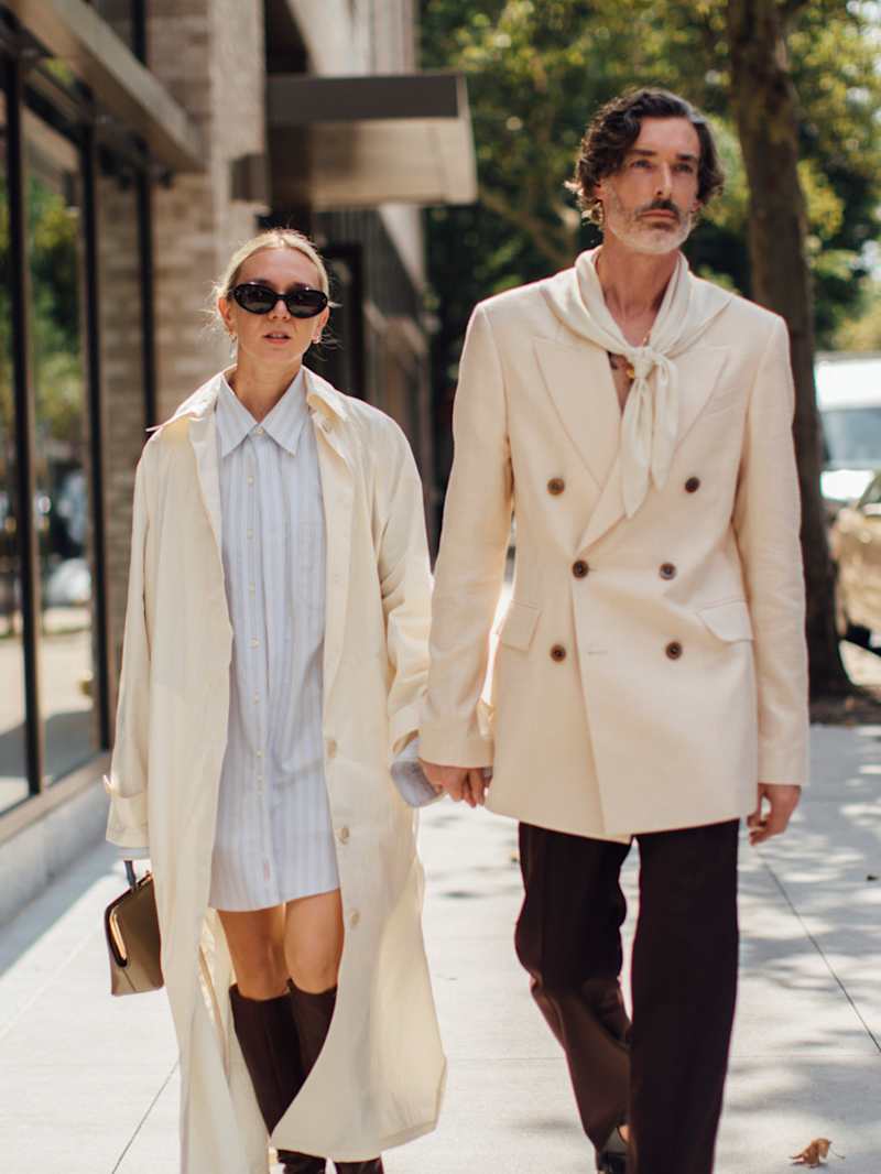 Frau und Mann tragen Mode im Quiet Luxury Stil