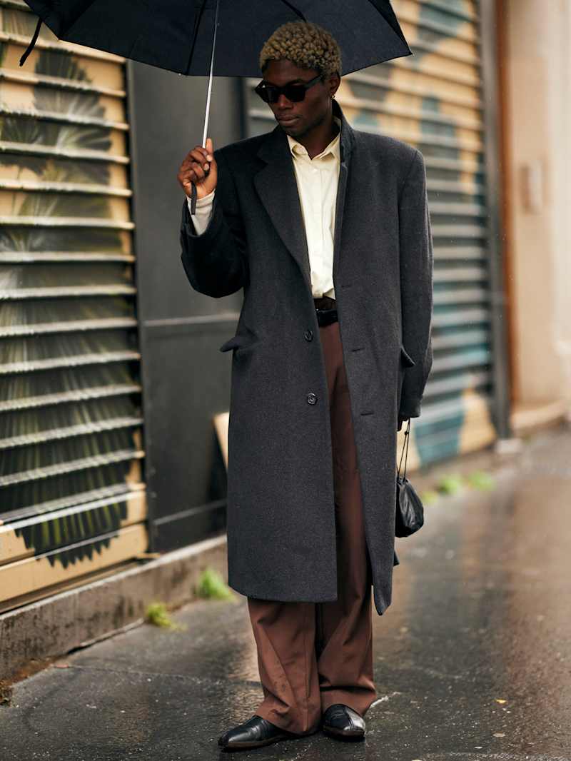 Mann trägt klassischen Mantel in der Farbe Grau