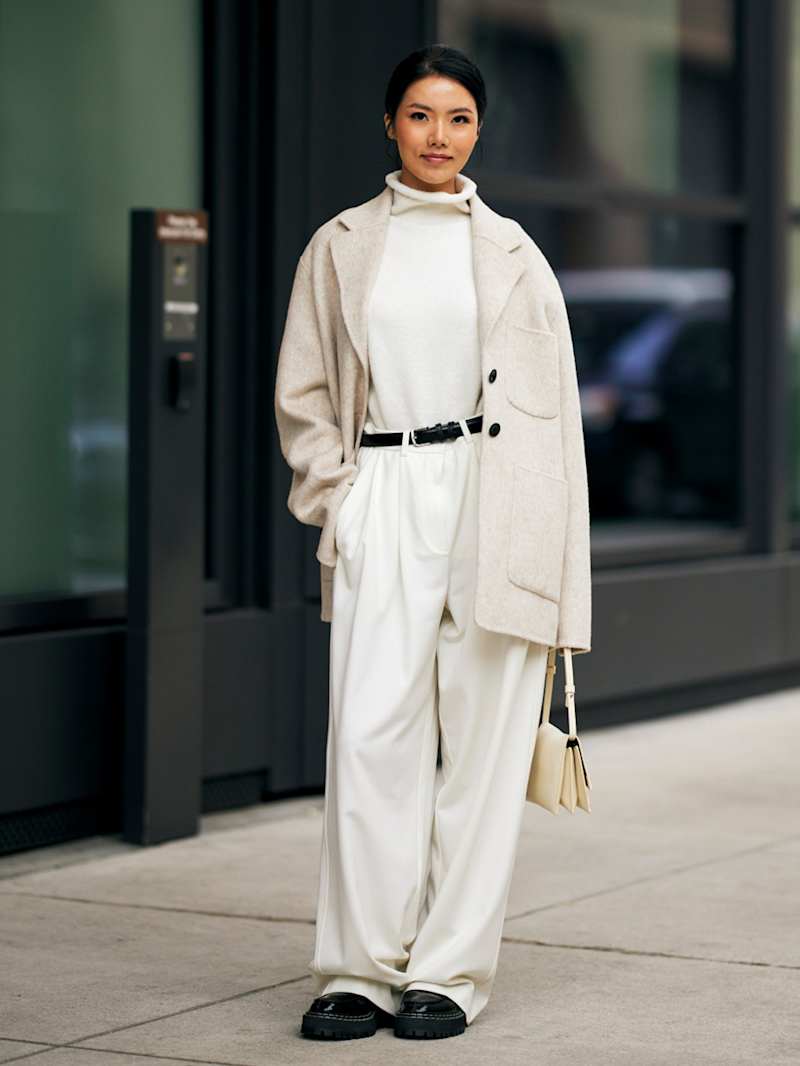 Frau trägt ein Outfit in Cremefarben