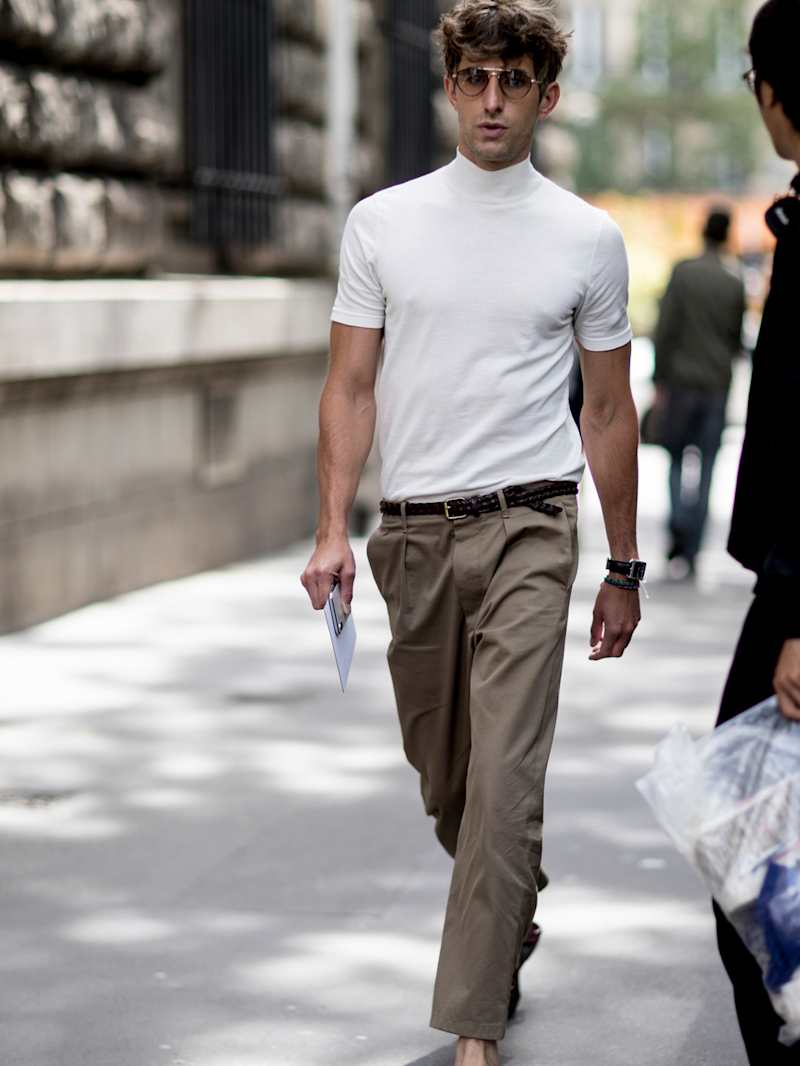 Mann trägt als Teil des Quiet Luxury Styles ein cleanes T-Shirt