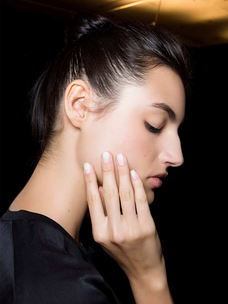 Brünette Frau trägt Frosty Pearl Nails