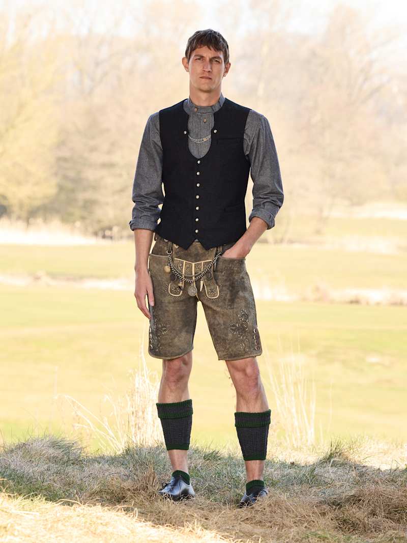 Braunhaariger Mann im kompletten Trachten-Outfit