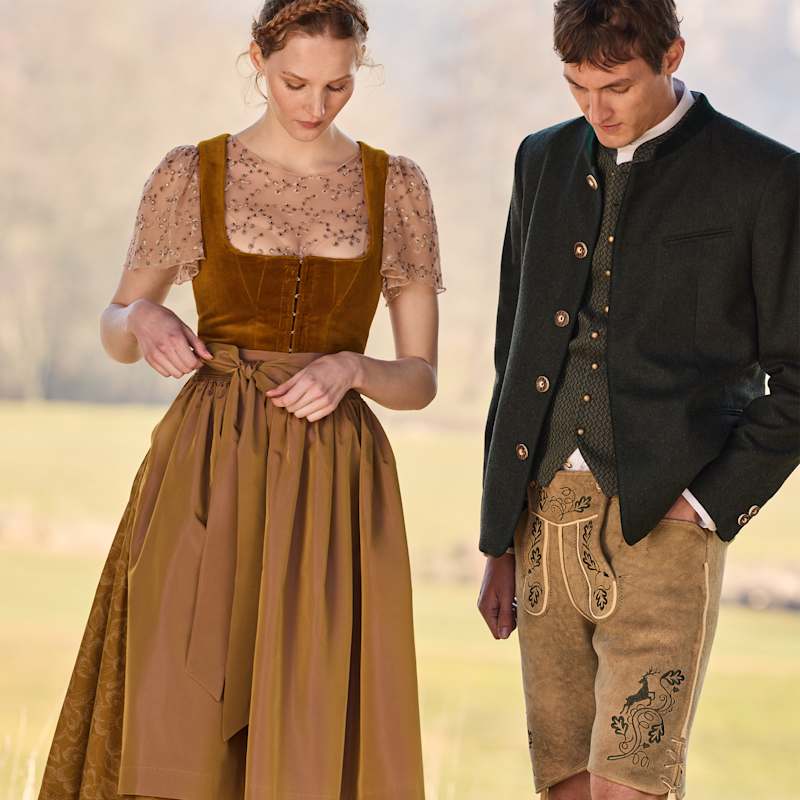 Frau und Mann tragen Trachten-Outfit