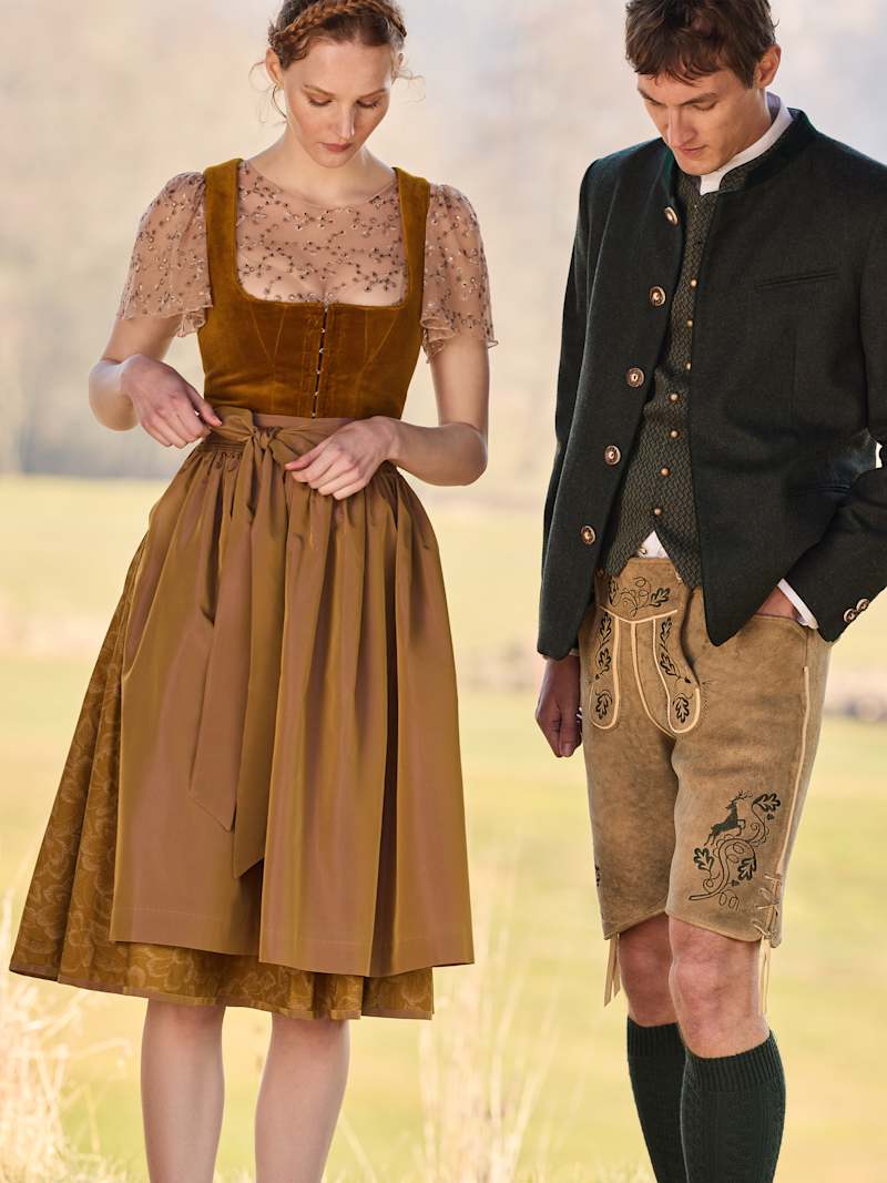Frau und Mann tragen Trachten-Outfit
