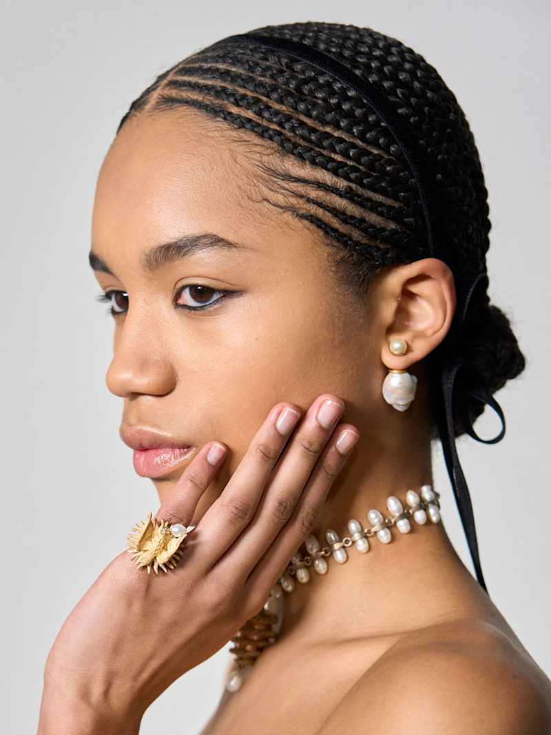 Dunkelhaarige Frau mit klassischen kurzen French Nails