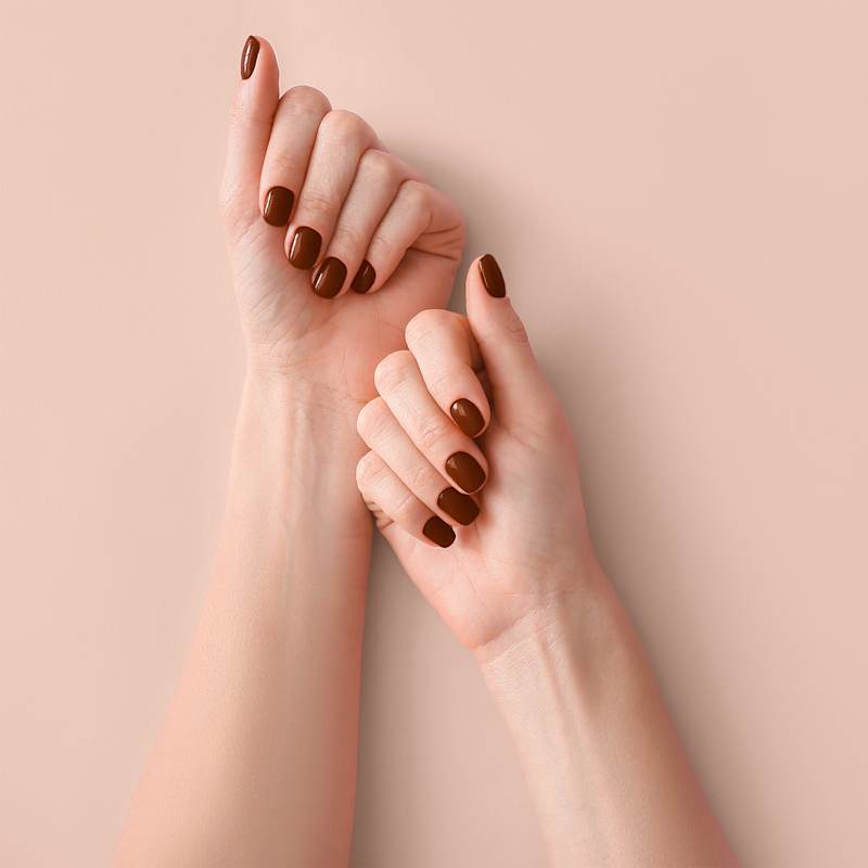 Frau trägt dunkelrote Maniküre