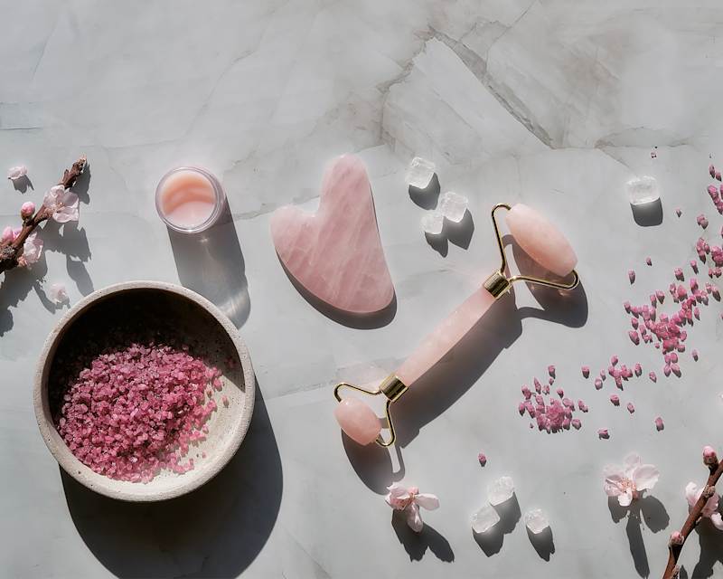 Gua Sha Stein und Roller aus Rosenquarz