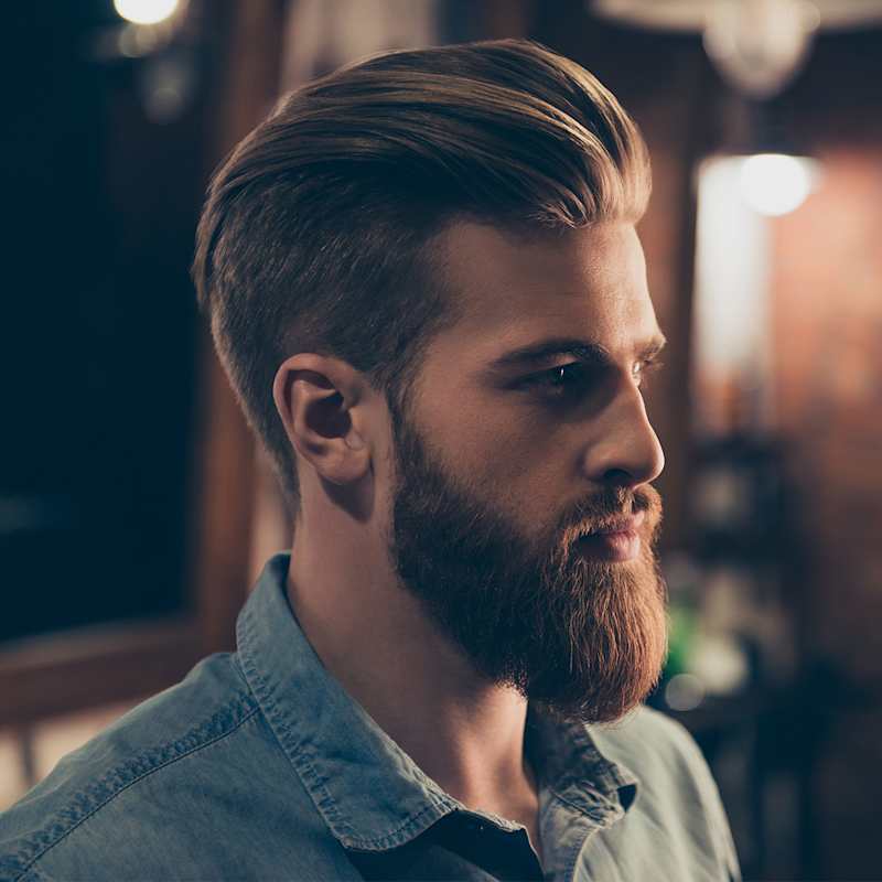 Mann mit dunkelblondem Haar und Vollbart