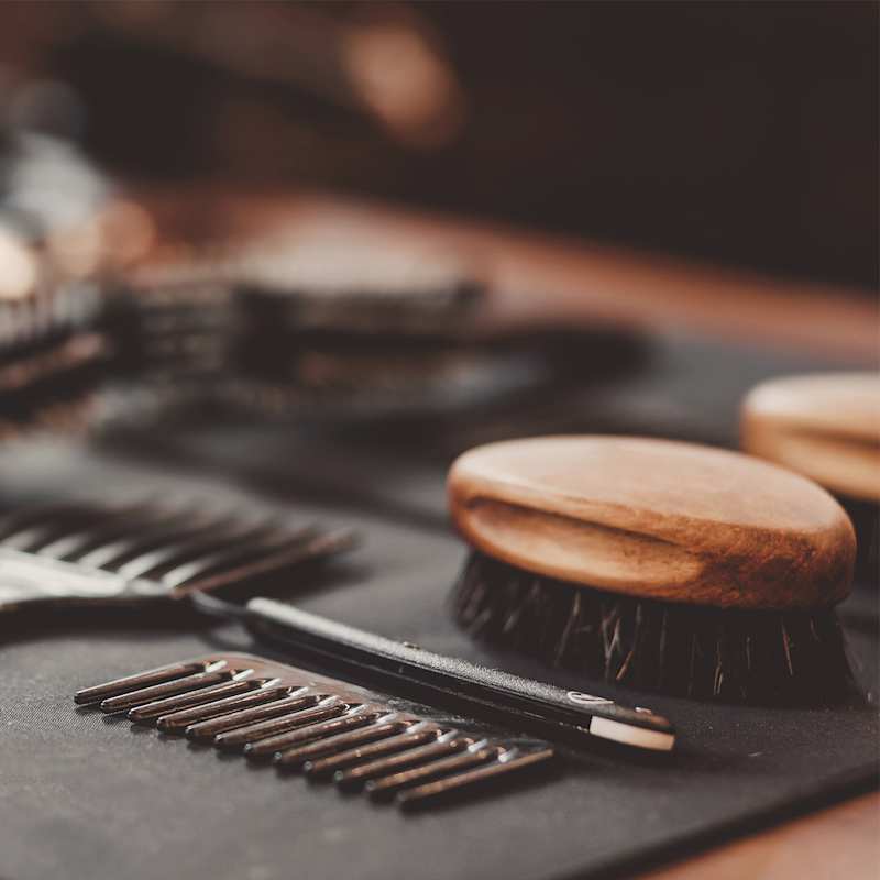 Eine Bartbürste mit zwei Bartkämmen