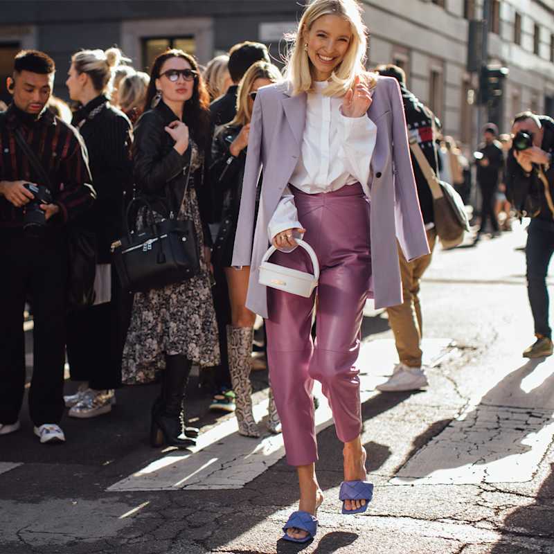 Leonie Hanne trägt einen Blazer in der Farbe Flieder und eine rosa Hose