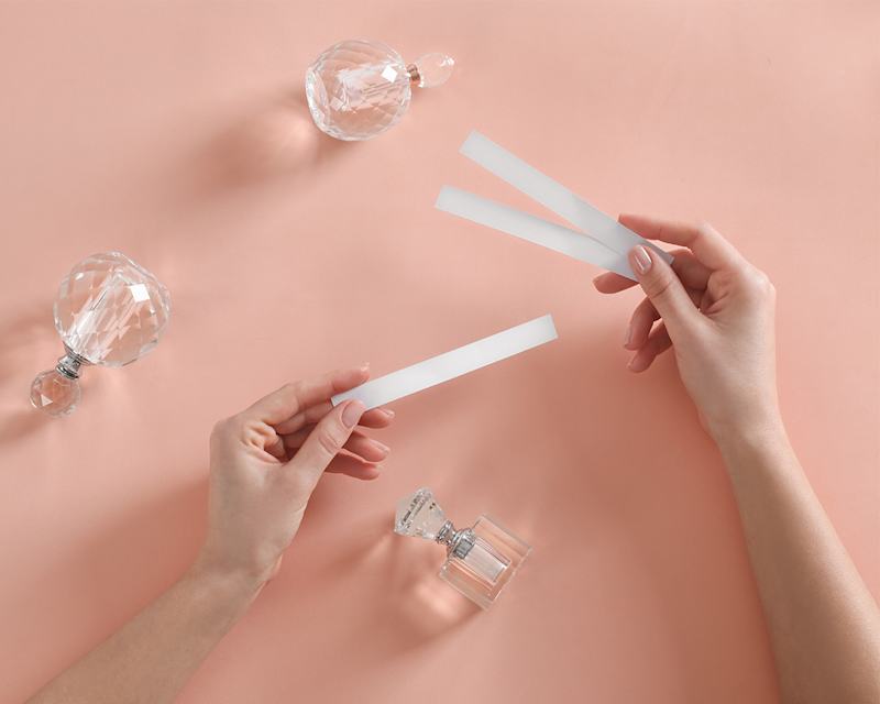 Diverse Parfumflakons mit Duftstreifen zum Testen