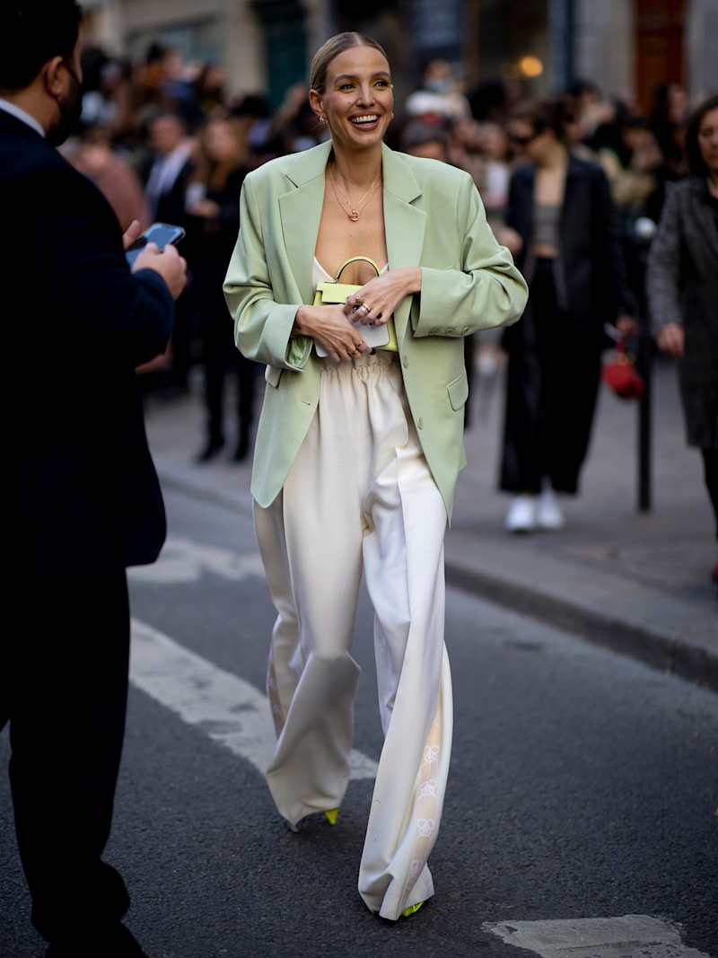 Frau trägt einen grünen Blazer zu einer hellen Stoffhose
