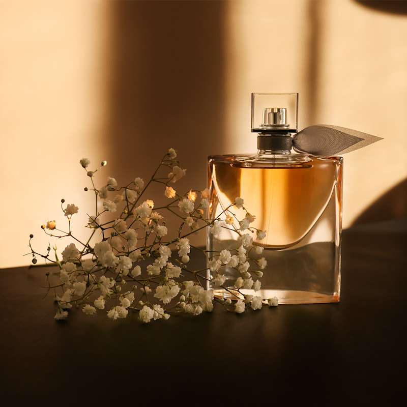 Flakon mit einem Zweig Schleierkraut