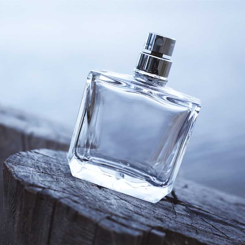 Flakon auf Holzstamm