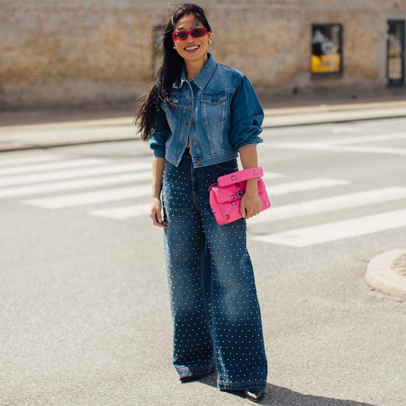 Frau trägt Jeansjacke und Jeanshose als Monochromen Look