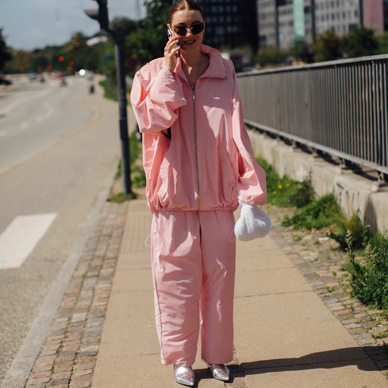 Frau trägt einen rosafarbenen Tracksuit