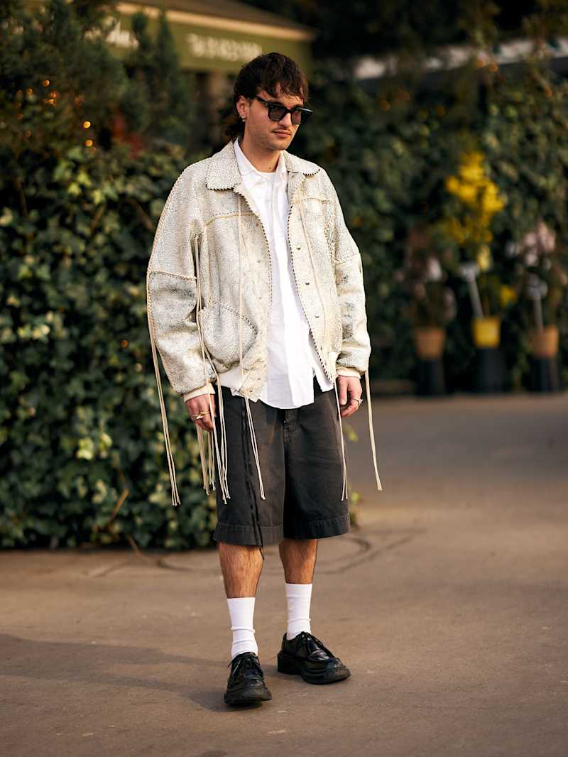 Mann trägt grüne Hybrid-Sneaker mit Longsleeve und Jeans