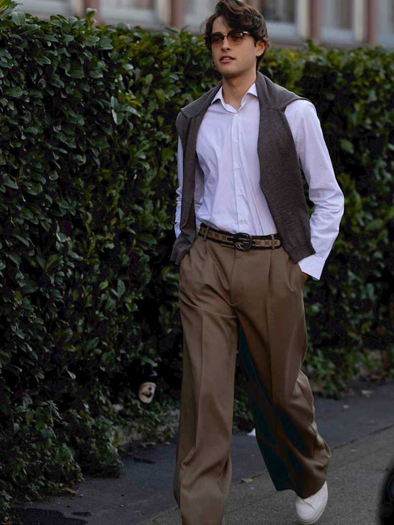 Mann trägt Hemd und Stoffhose 