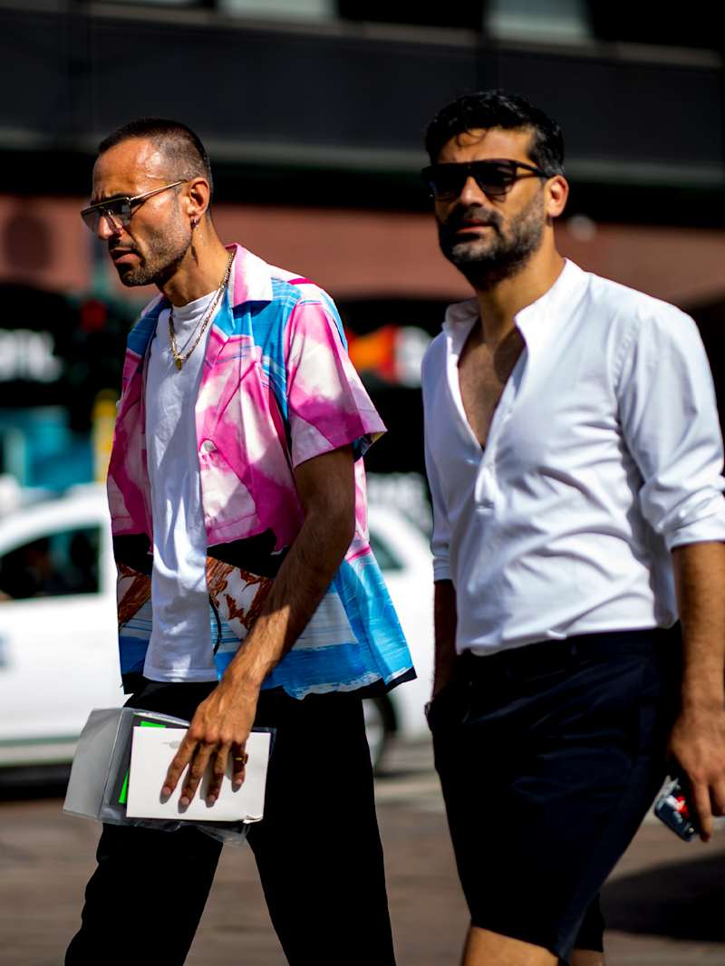 Zwei Herren tragen Sommeroutfits, eine Mann trägt buntes Hemd mit Tie-Dye-Muster