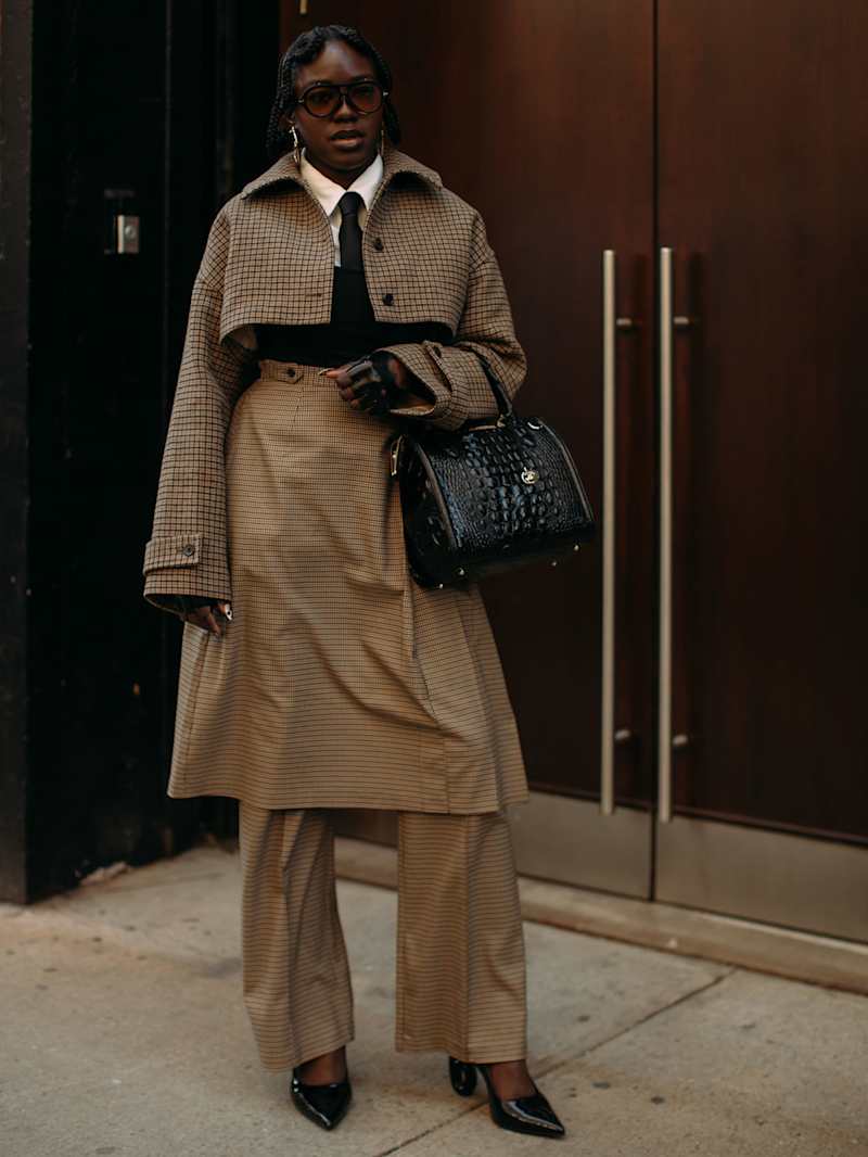 Frau trägt einen Allover-Look mit Karomuster