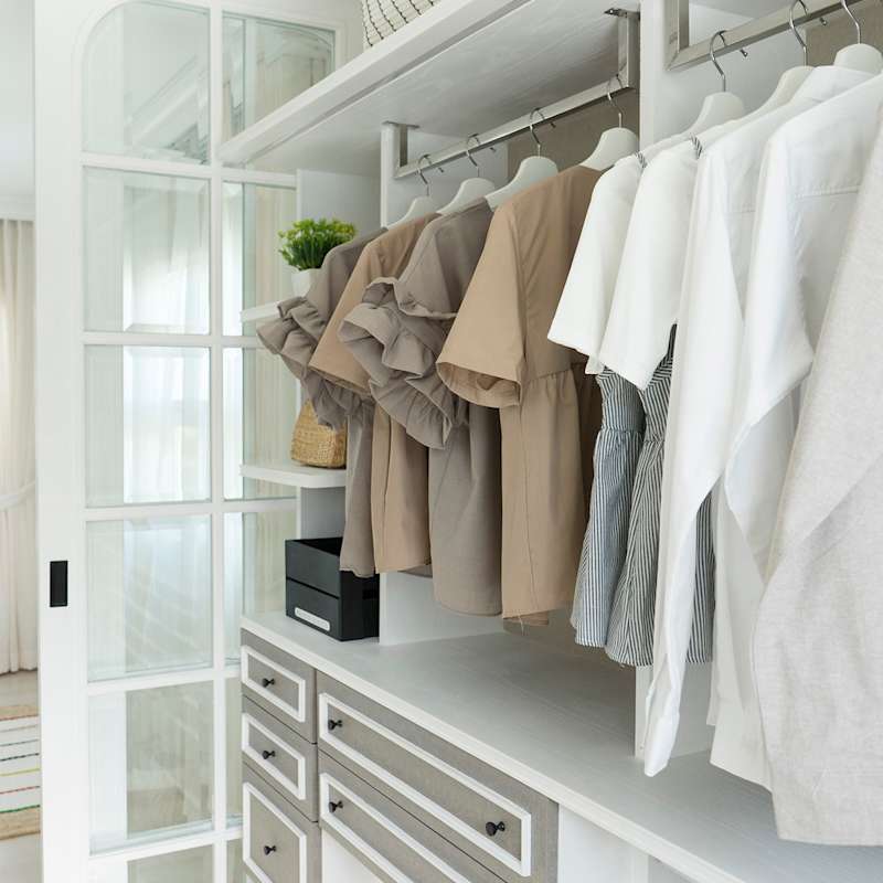 Kleiderschrank mit nach Farben sortierter Kleidung