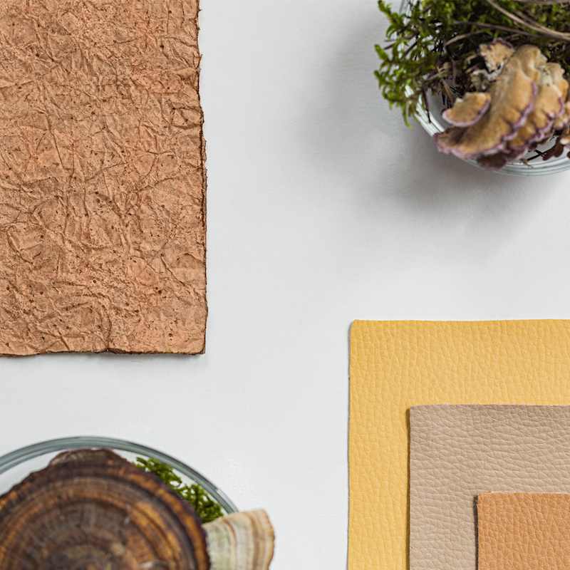 Verschiedene Lederproben in unterschiedlichen Farben mit Tisch-Dekoration