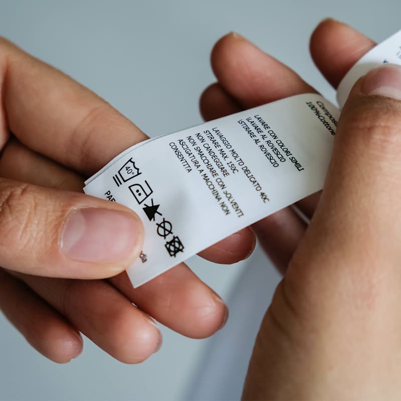 Pflegeetikett eines Kleidungsstücks