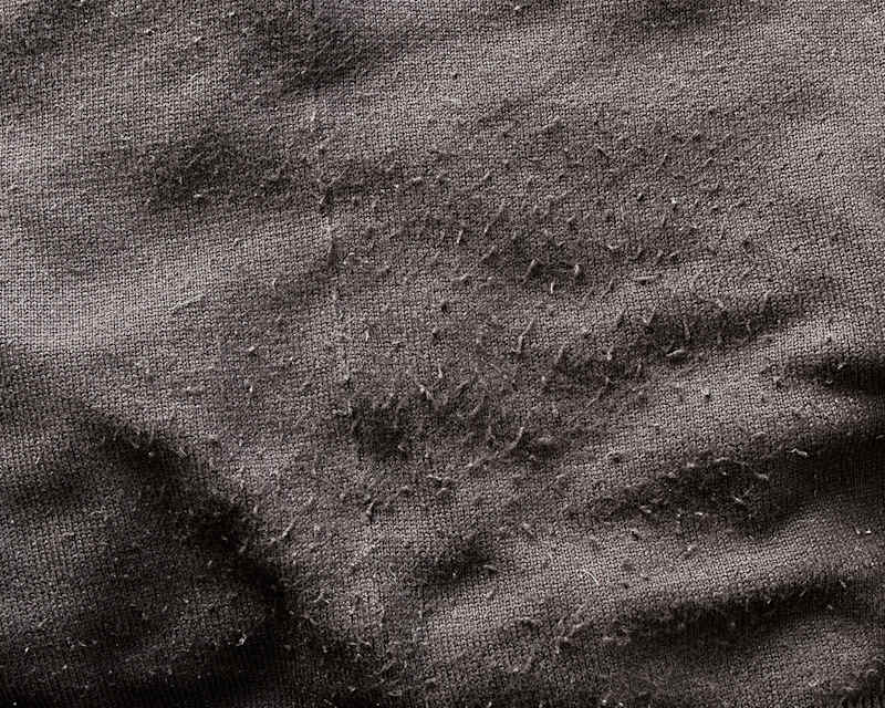 Pilling auf einem anthrazitfarbenen Feinstrick-Pullover
