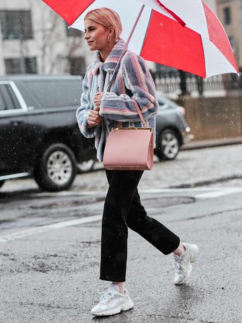 Caro Daur kombiniert weiße Chunky Sneaker zum Casual-Outfit