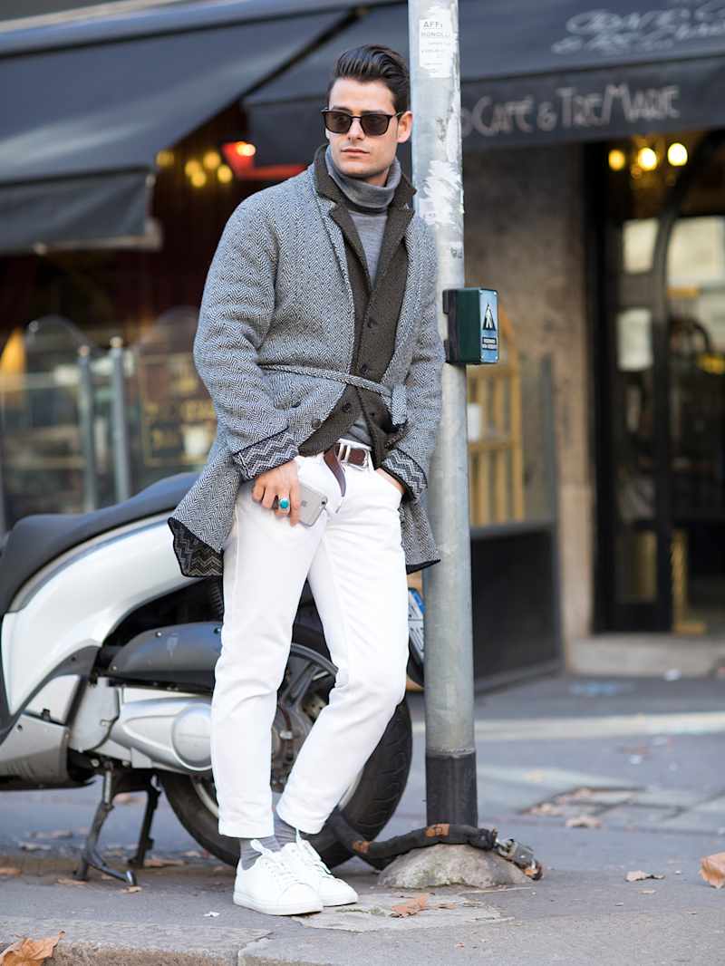 Mann kombiniert weiße Sneaker zu einem Outfit im Casual-Stil