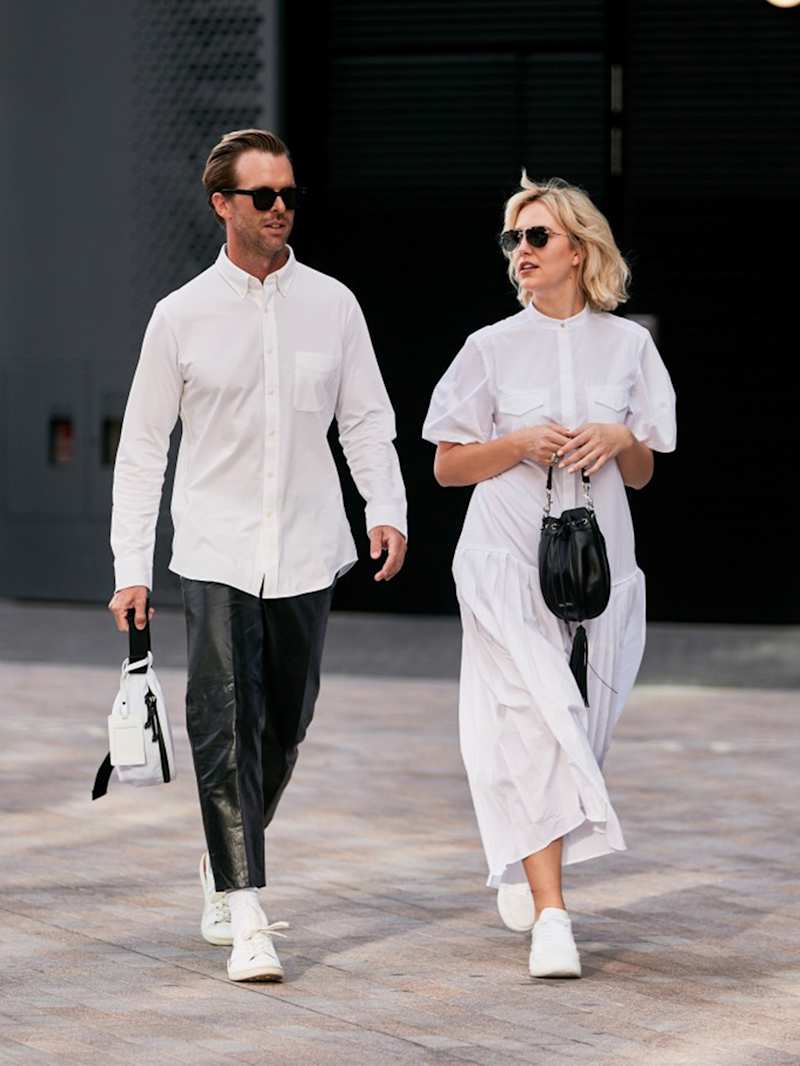 Mann und Frau tragen jeweils weiße Sneaker zum Casual-Outfit