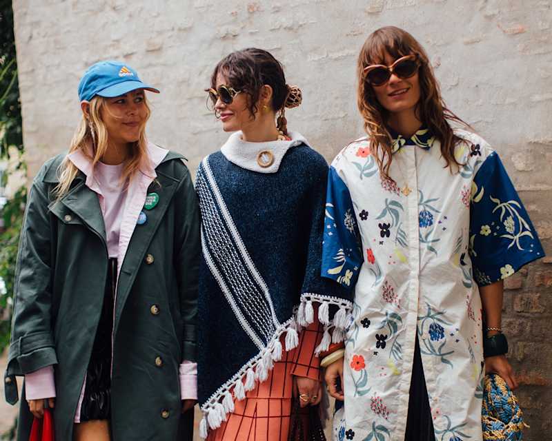 Drei Frauen tragen verschiedene Pony-Arten