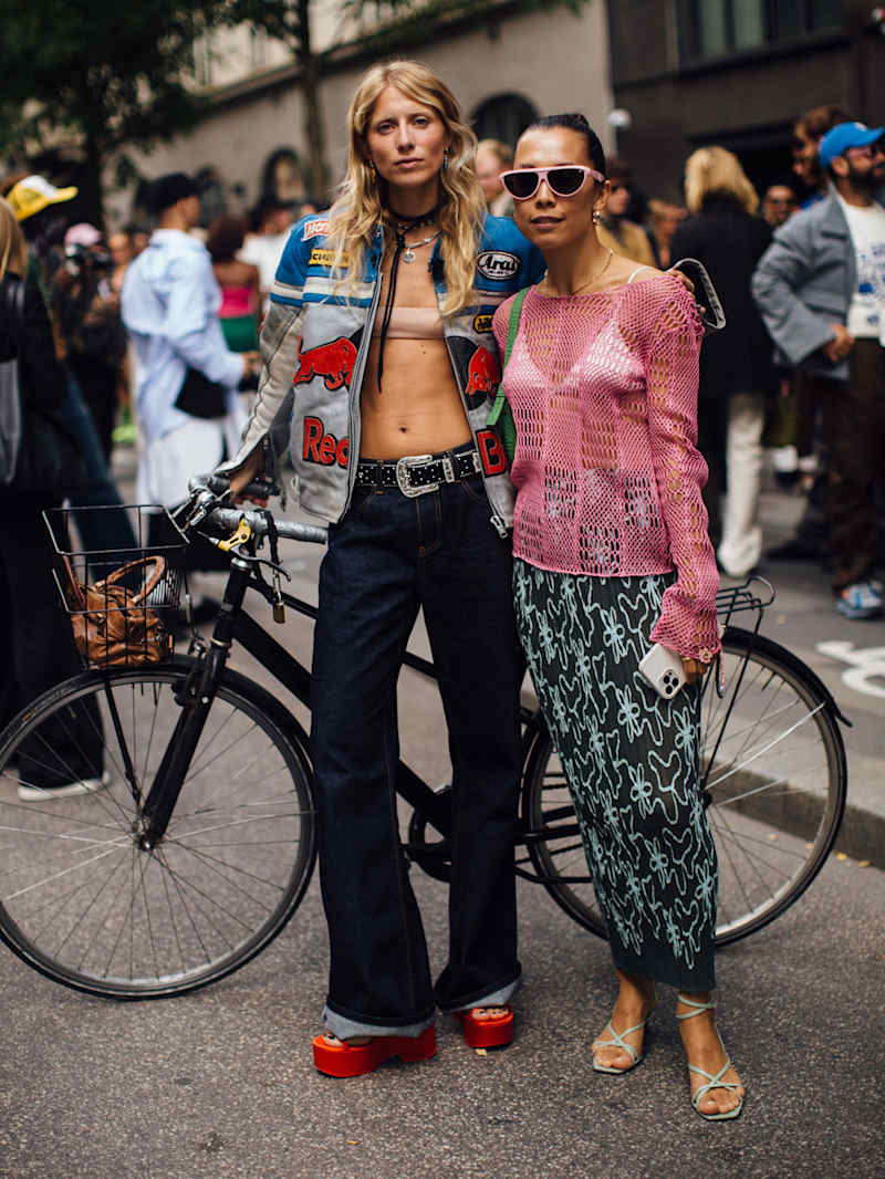 Zwei Frauen in Sommeroutfits, eine Frau trägt Mesh-Shirt zum Maxirock