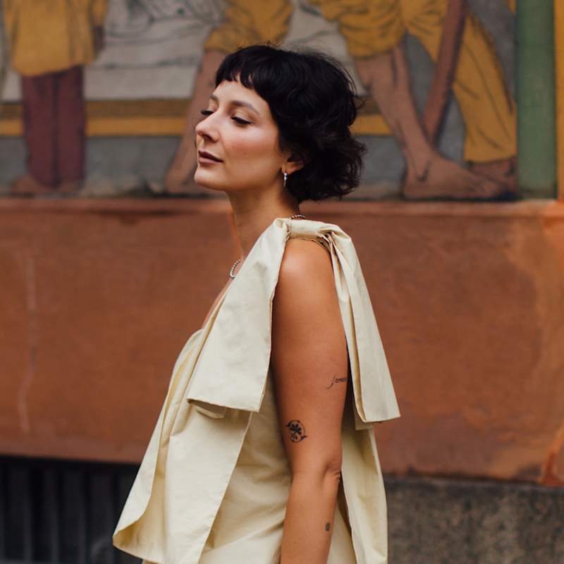 Schwarzhaarige Frau trägt Short Bob mit Micro Bangs